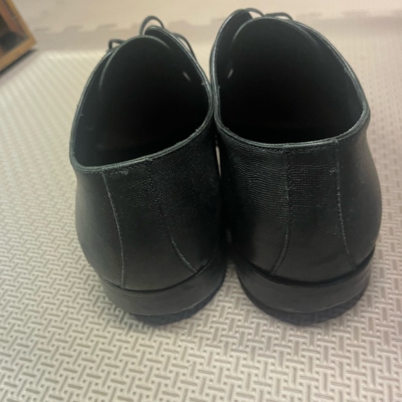 Selling black Hugo boss dress shoes. Good condition - Picture 4 of 4